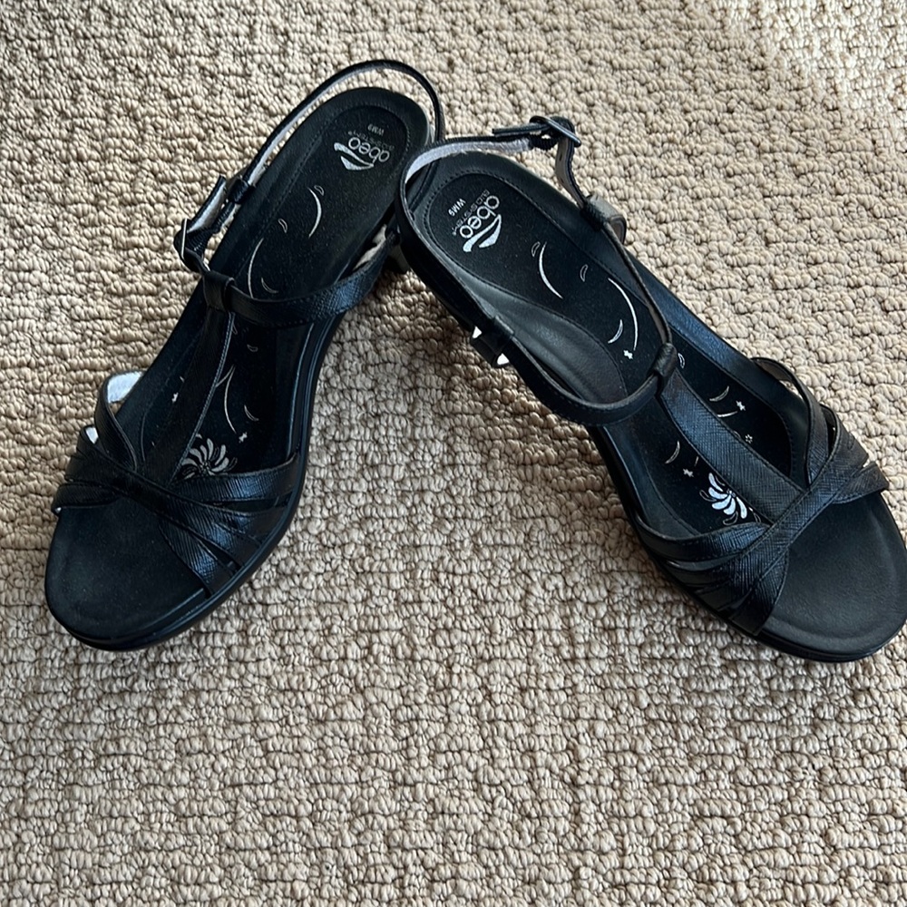 NWOT Abeo Size 9 Black Heeled Sandals